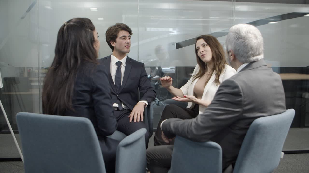 equipo de negocios alegre comunicándose en la oficina