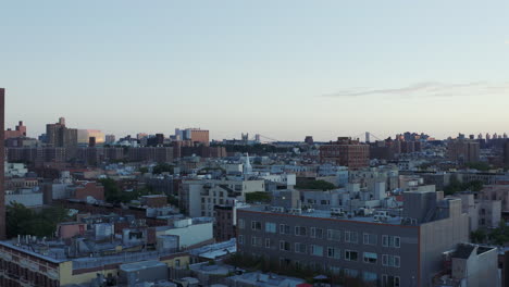 Subida-Aérea-Temprano-En-La-Mañana-Sobre-El-Barrio-De-Harlem-De-Nyc