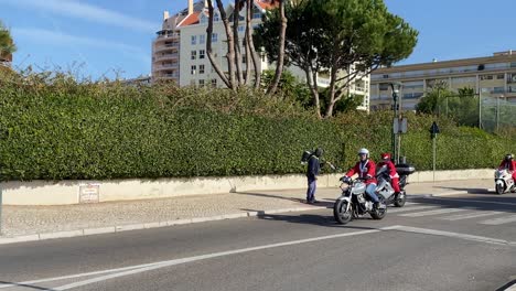 Concentración-De-Santa-Claus-Montando-Una-Motocicleta-Preparándose-Para-La-Entrega-De-Regalos-De-Navidad-En-Cascais