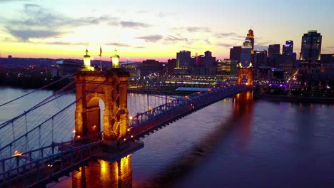 Una-Hermosa-Toma-Aérea-De-La-Tarde-De-Cincinnati,-Ohio,-Con-El-Puente-Que-Cruza-El-Río-Ohio-En-Primer-Plano-9