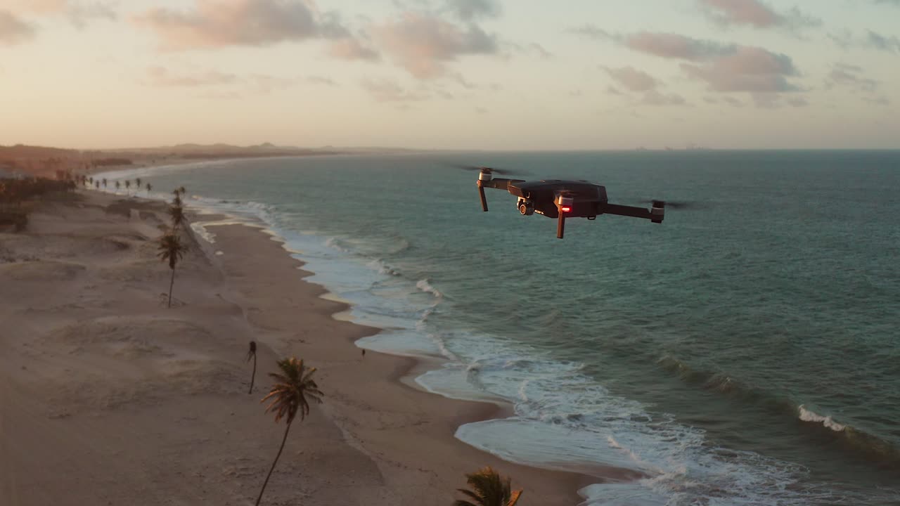 브라질 쿰부코에서 일몰 동안 비행하는 드론