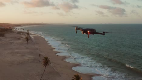 drone volando durante la puesta de sol en cumbuco, brasil