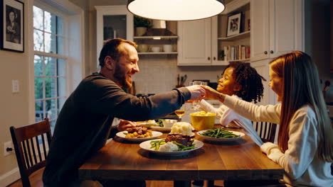 una feliz cena familiar