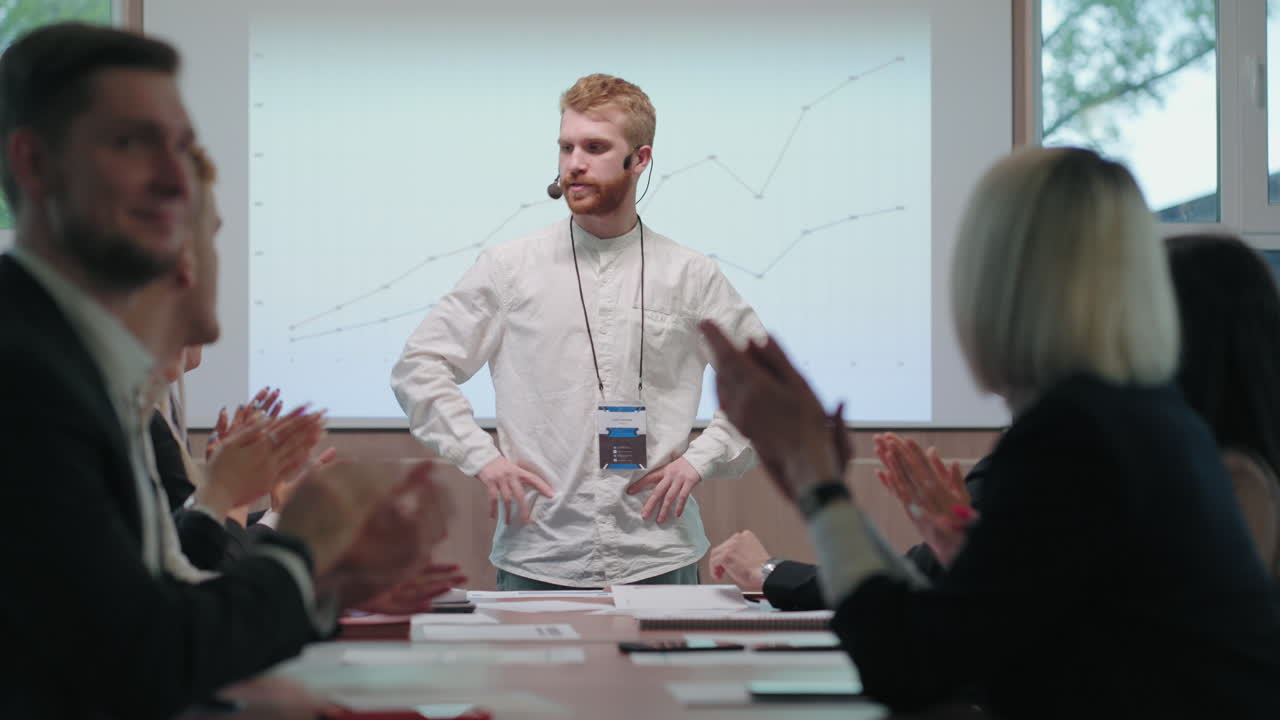un experto en seminarios de inversión en el campo de las finanzas e inversiones está hablando frente a participantes masculinos y femeninos