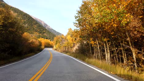 Follaje-De-Otoño-Pov-Conduciendo-En-Las-Montañas-Rocosas-De-Colorado