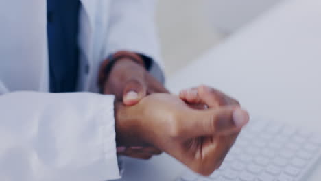 mecanografía, investigación y un científico con dolor en la muñeca