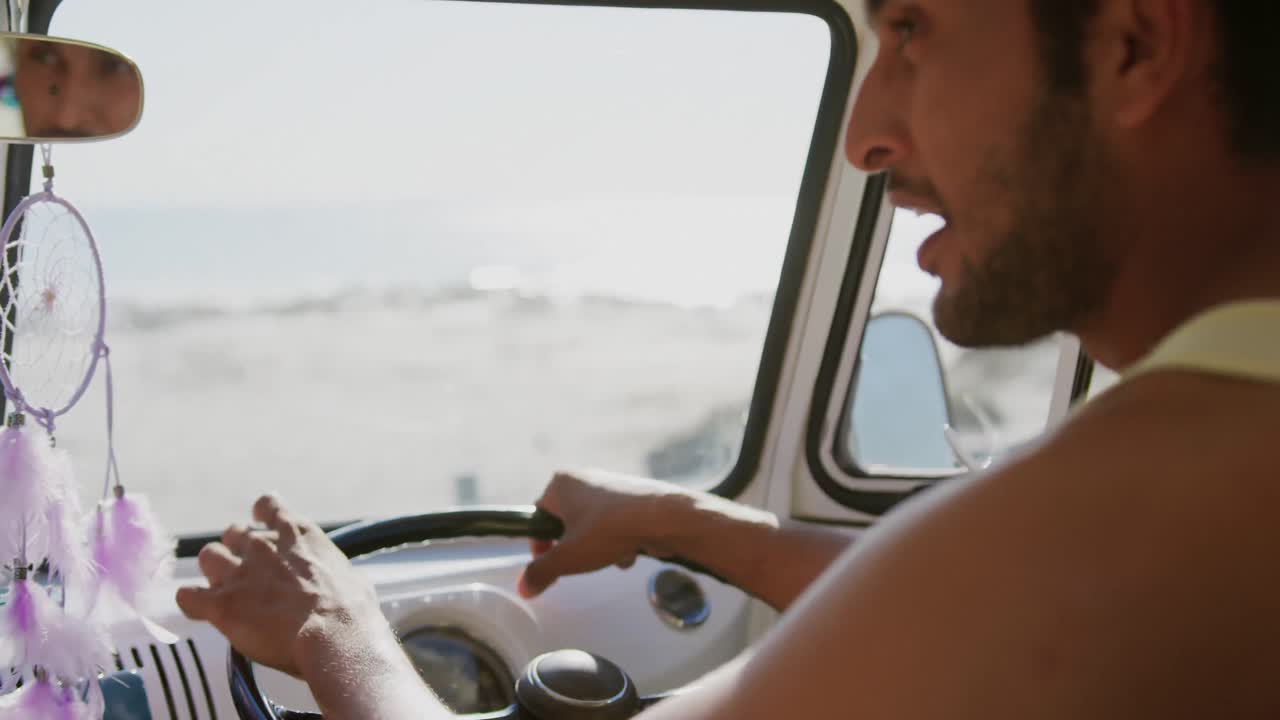 giovane seduto sul sedile del conducente di un camper van 4k