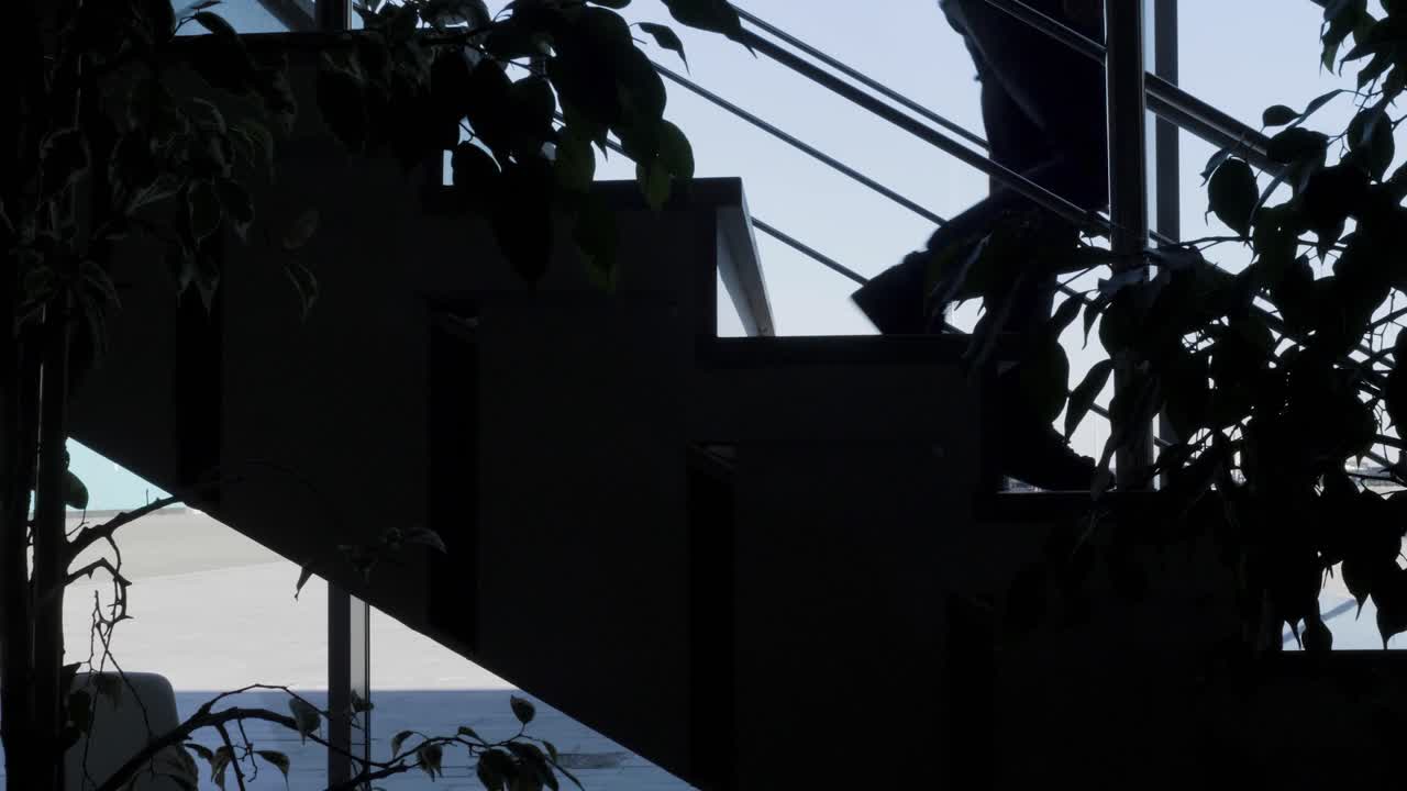 현대 사무실 건물 에서 계단 을 올라가는 사람