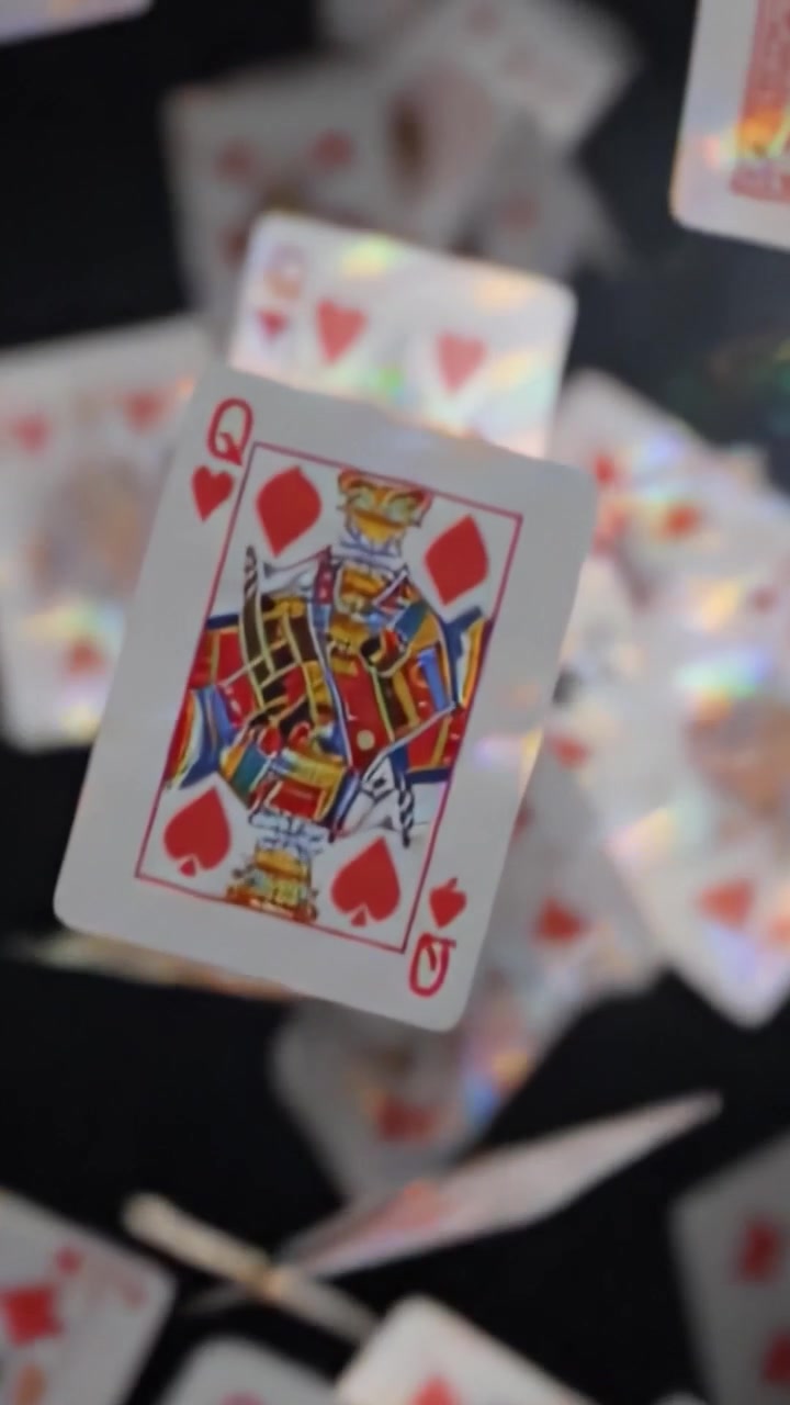 Una cascata ipnotizzante di carte da gioco: Una mostra incantevole di cuori e movimento catturata in un momento emozionante di maestria delle carte