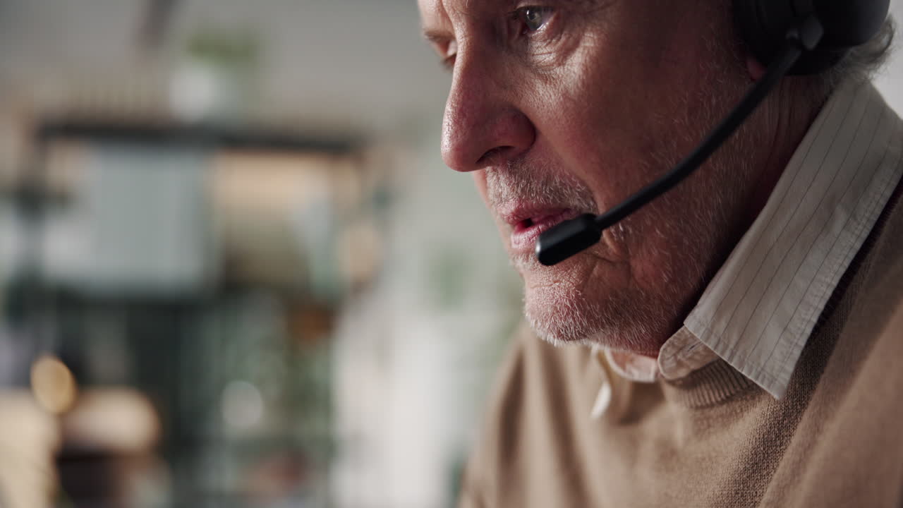 Hombre con auriculares en la oficina