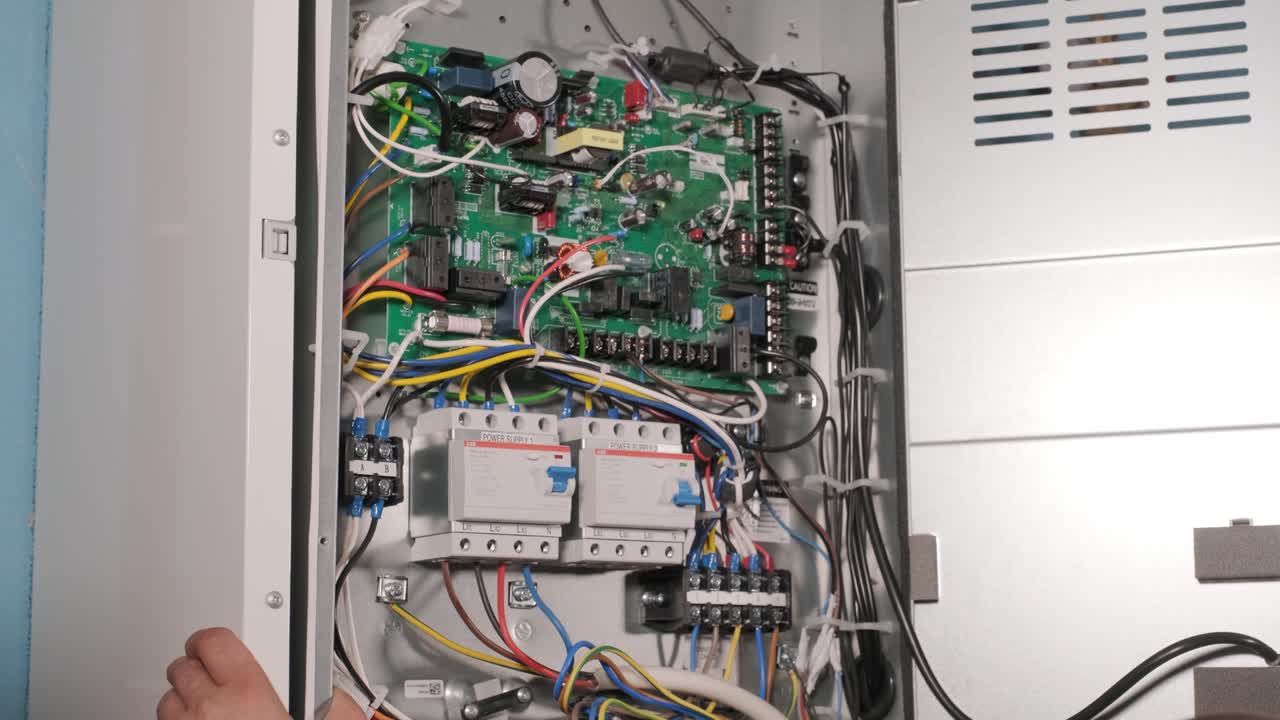 техник hvac устанавливает системы отопления, вентиляции и кондиционирования воздуха