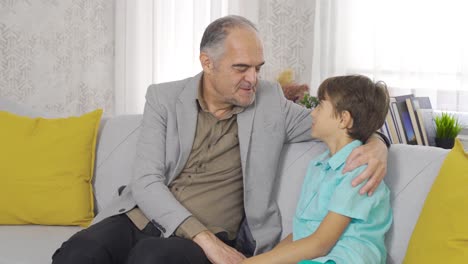 la relación de los abuelos. el abuelo está charlando con su nieto.