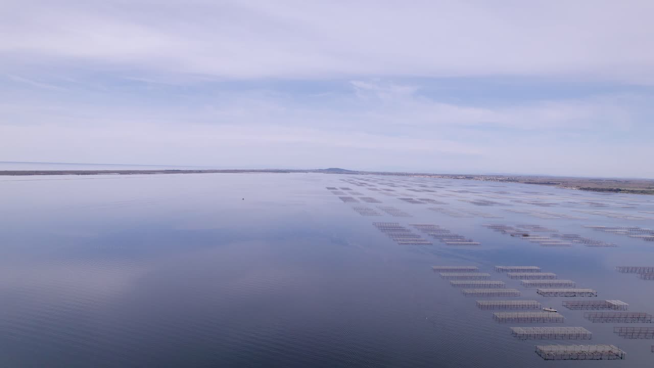 vista aérea de una granja de mariscos cerca del océano en sete, francia
