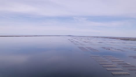 vista aérea de una granja de mariscos cerca del océano en sete, francia