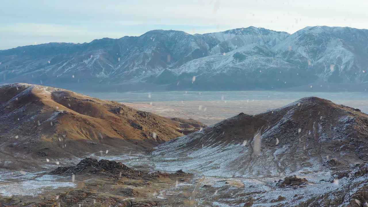 눈이 내리는 동안 눈으로 덮인 상징적인 겨울 산 풍경, 공중 드론 보기