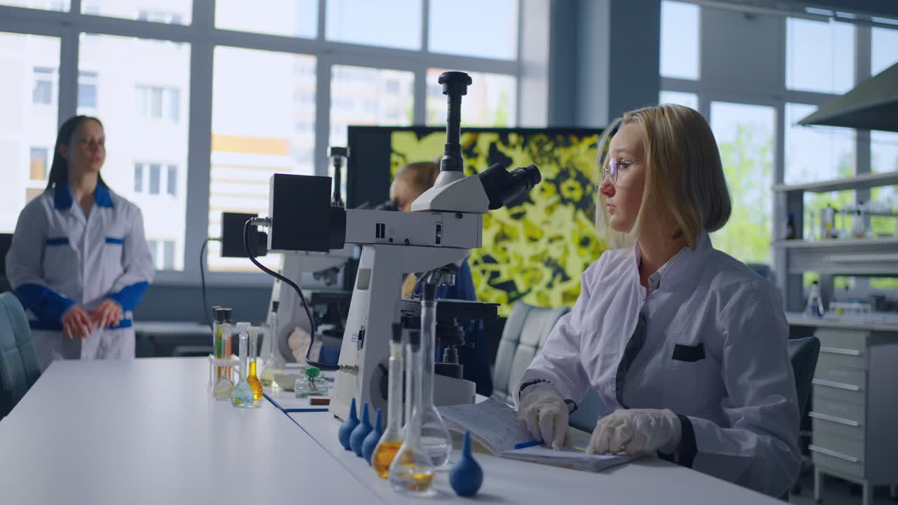 ученые в лаборатории