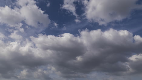 lapso de tiempo de hermosas nubes y cielo azul en la tarde