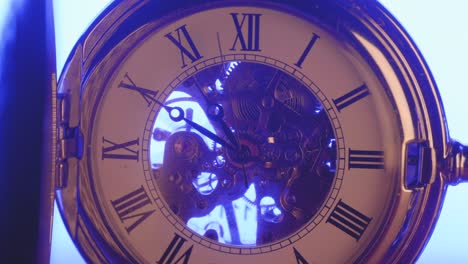 reloj mecánico que refleja la luz en movimiento 19