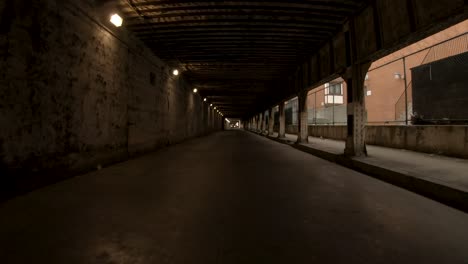 viejo túnel de ferrocarril oscuro y espeluznante a través de 4k pov