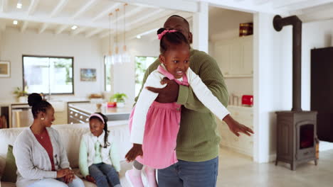 Familia-Negra,-Feliz-Y-Jugando-En-Un-Sofá-De-Casa