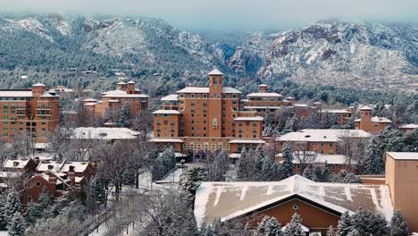 aerial estableciendo órbita alrededor del complejo hotelero de destino de lujo en colorado springs invierno