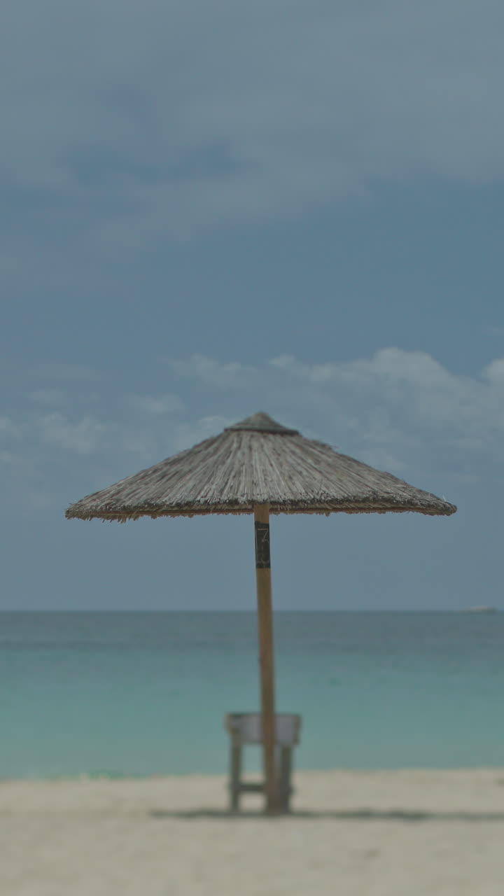 la playa de maragkas en la isla de naxos, grecia, con sombrillas verticales