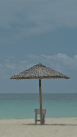 Maragkas-Strand-Auf-Der-Griechischen-Insel-Naxos-Mit-Sonnenschirmen-In-Vertikaler