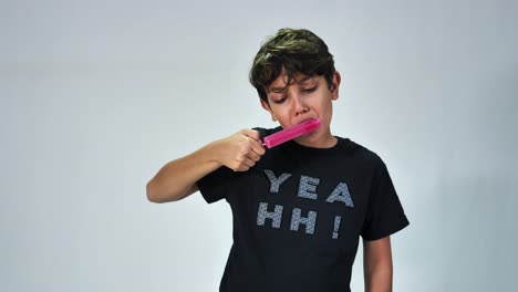 Niño-De-Escuela-Comiendo-Helado-De-Paletas-Aislado-De-Fondo-Gris