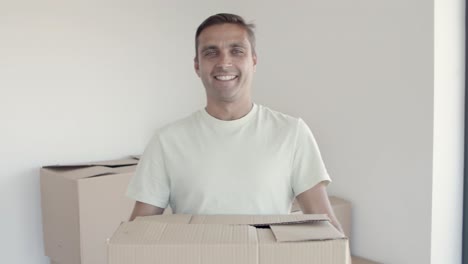 joven feliz posando en su nuevo apartamento