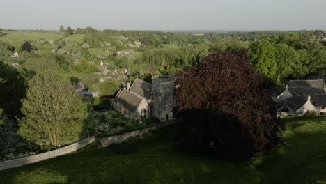 Pueblo-De-Cotswold-Iglesia-De-Chedworth-Primavera-árboles-Paisaje-Aéreo-Campiña-Del-Reino-Unido