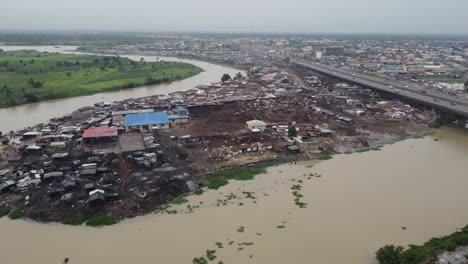 Los-Coches-Se-Mueven-Rápidamente-Sobre-El-Puente-Del-Río-Marrón-De-Una-Carretera-Suburbana.