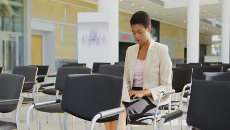 mujer de negocios caucásica usando una computadora portátil en el seminario de negocios 4k