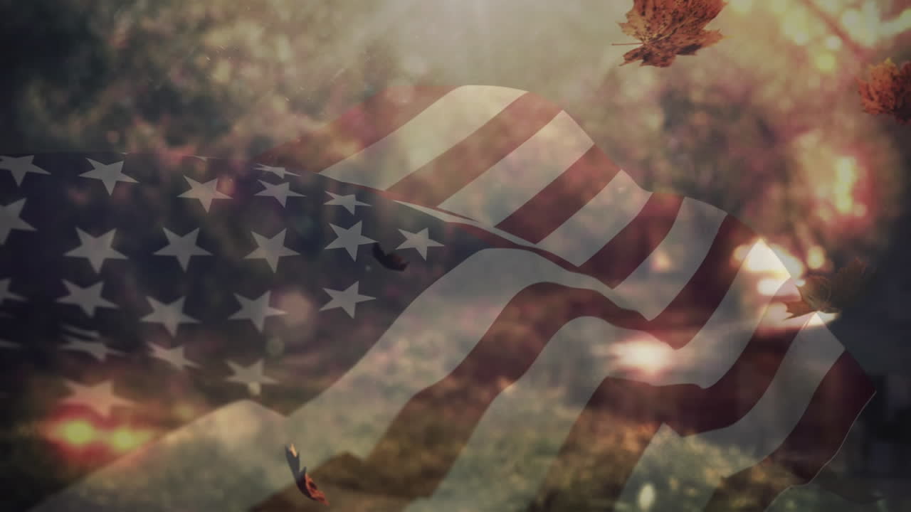 Composizione digitale della bandiera americana che sventola sopra diverse foglie autunnali che cadono sullo sfondo di un parco