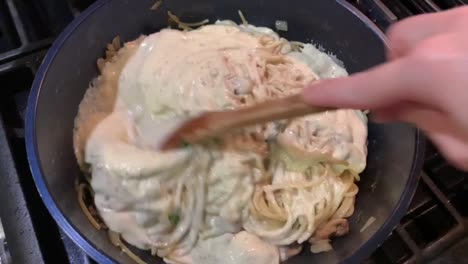 Kochen-Von-Nudeln-Mit-Einer-Weißen-Und-Cremigen-Alfredo-Sauce