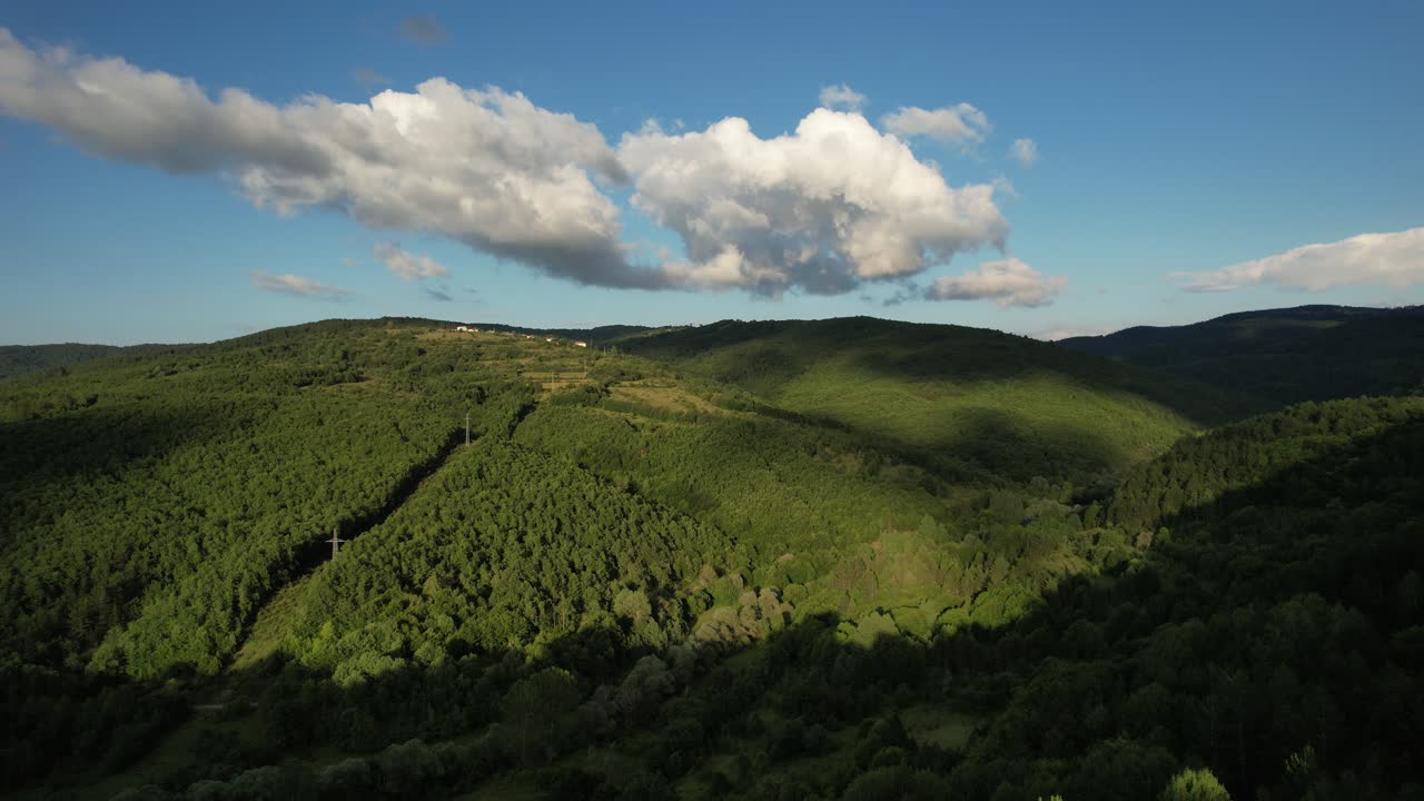área verde general, vista de drones de terreno montañoso verde, cordillera nublada al aire libre, paisaje natural, silvicultura climática en crisis