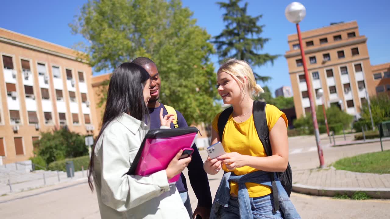 estudiantes en un campus universitario