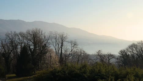 Vista-De-La-Campiña-Italiana-Con-Colina