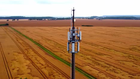 Paralaje-Alrededor-De-Una-Torre-De-Telefonía-Celular,-Campos-En-El-Fondo