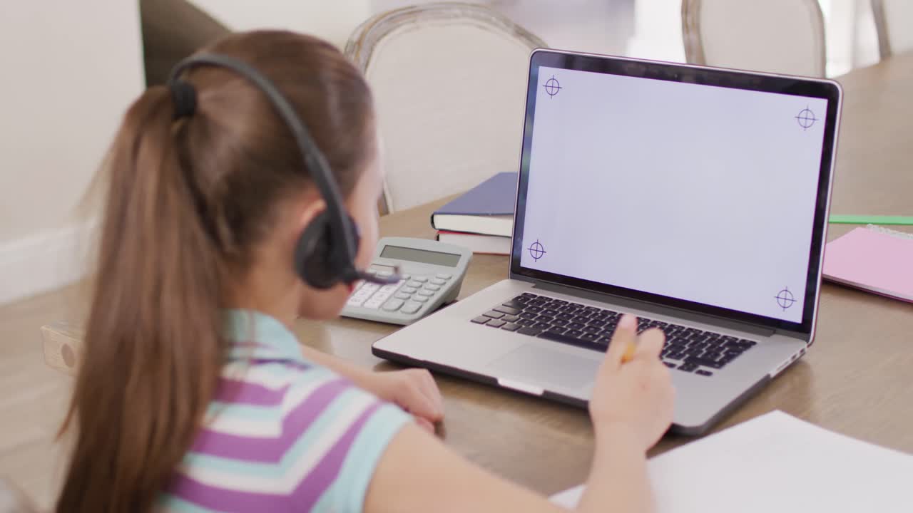 chica caucásica feliz haciendo una videollamada en una computadora portátil