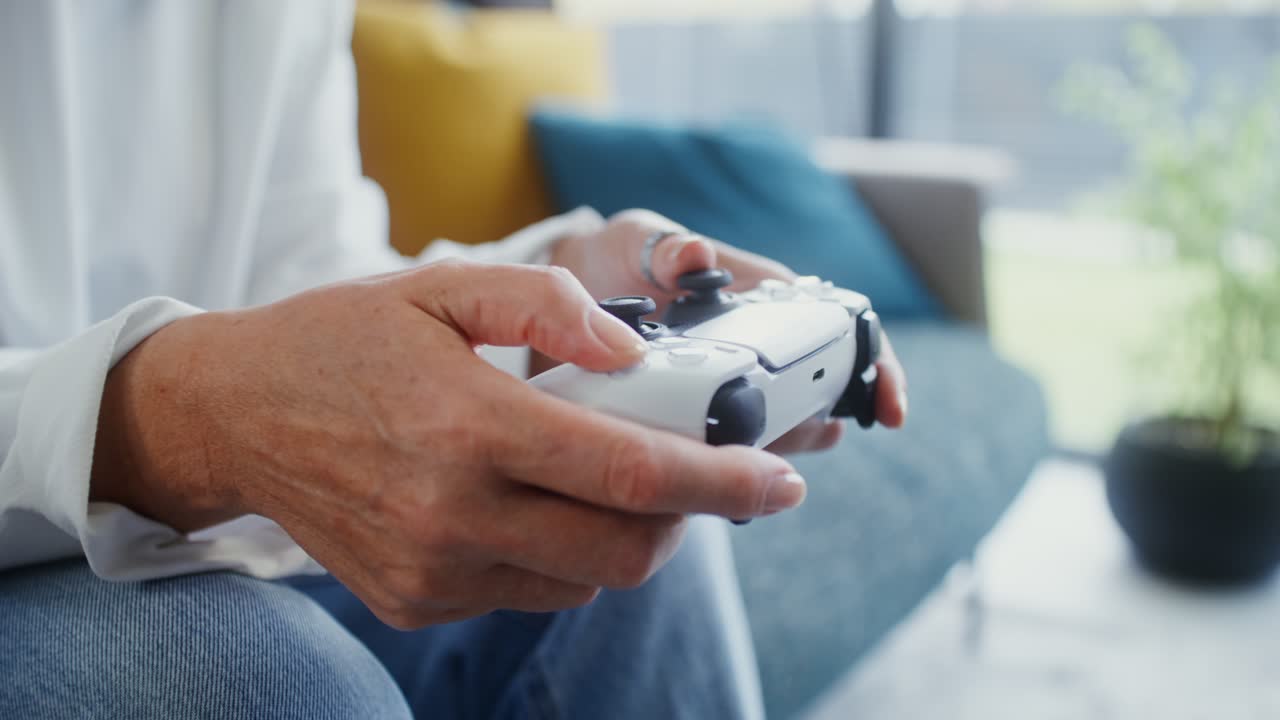 비디오 게임 컨트롤러 손을 들고