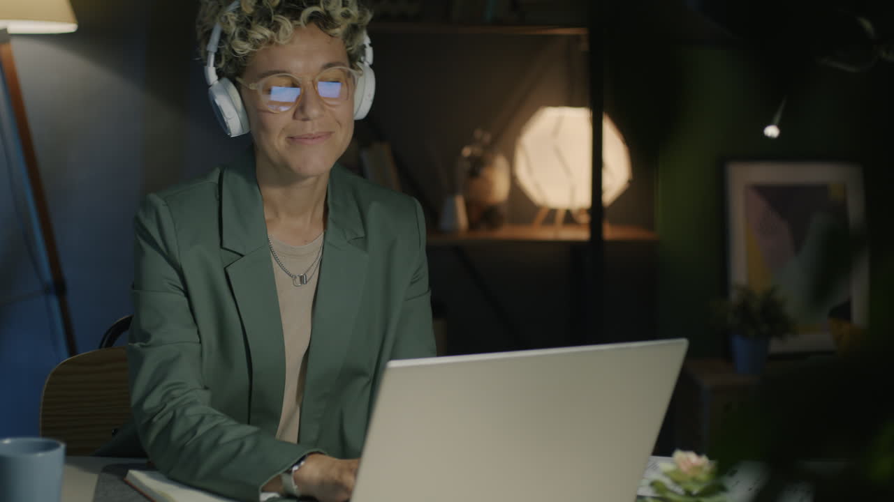 Kvinde der arbejder sent om natten på bærbar computer