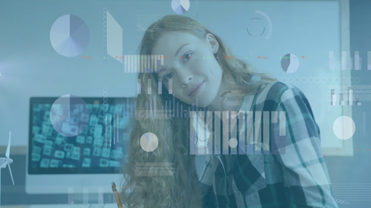 animación de gráficos y gráficos procesamiento de datos sobre caucásica mujer de negocios casual sonriendo en la oficina