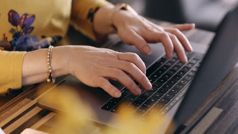 mujer escribiendo en una computadora portátil