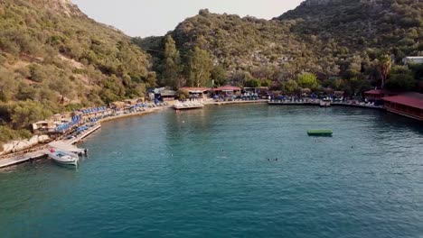 Playa-Tranquila-Y-Pequeña-En-La-Costa-De-Kas,-Turquía