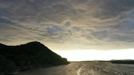 puesta de sol tormentosa sobre un valle del río