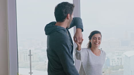 pareja joven feliz bailando en casa disfrutando de unas vacaciones exitosas divirtiéndose celebrando el estilo de vida en vacaciones con un baile lúdico en la sala de estar