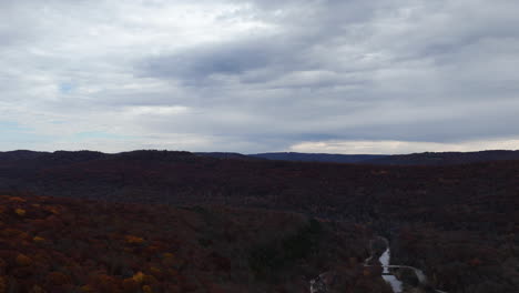 Fall-Colors-In-The-Cedar-Flats-Mountain-Range-On-Overcast-Day-In-Arkansas,-USA