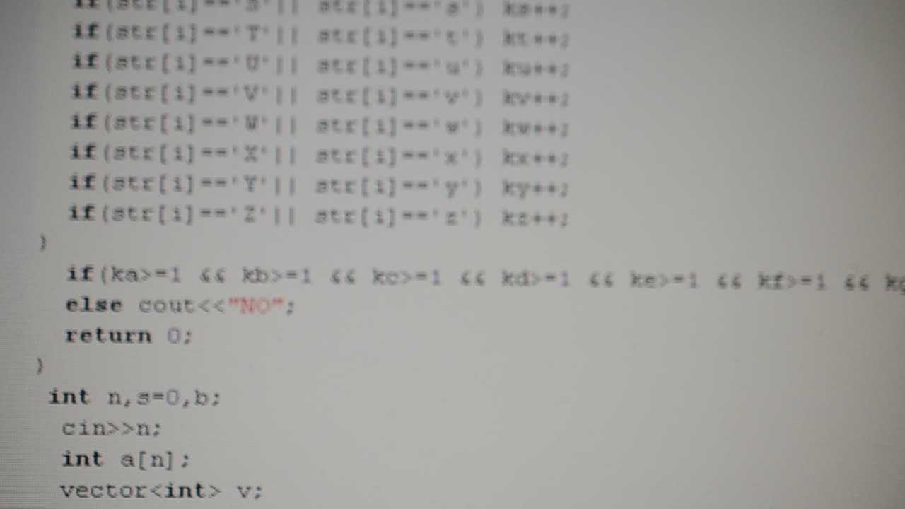 Quellcode auf dem Monitor. Filmaufnahme des Programmcodes.