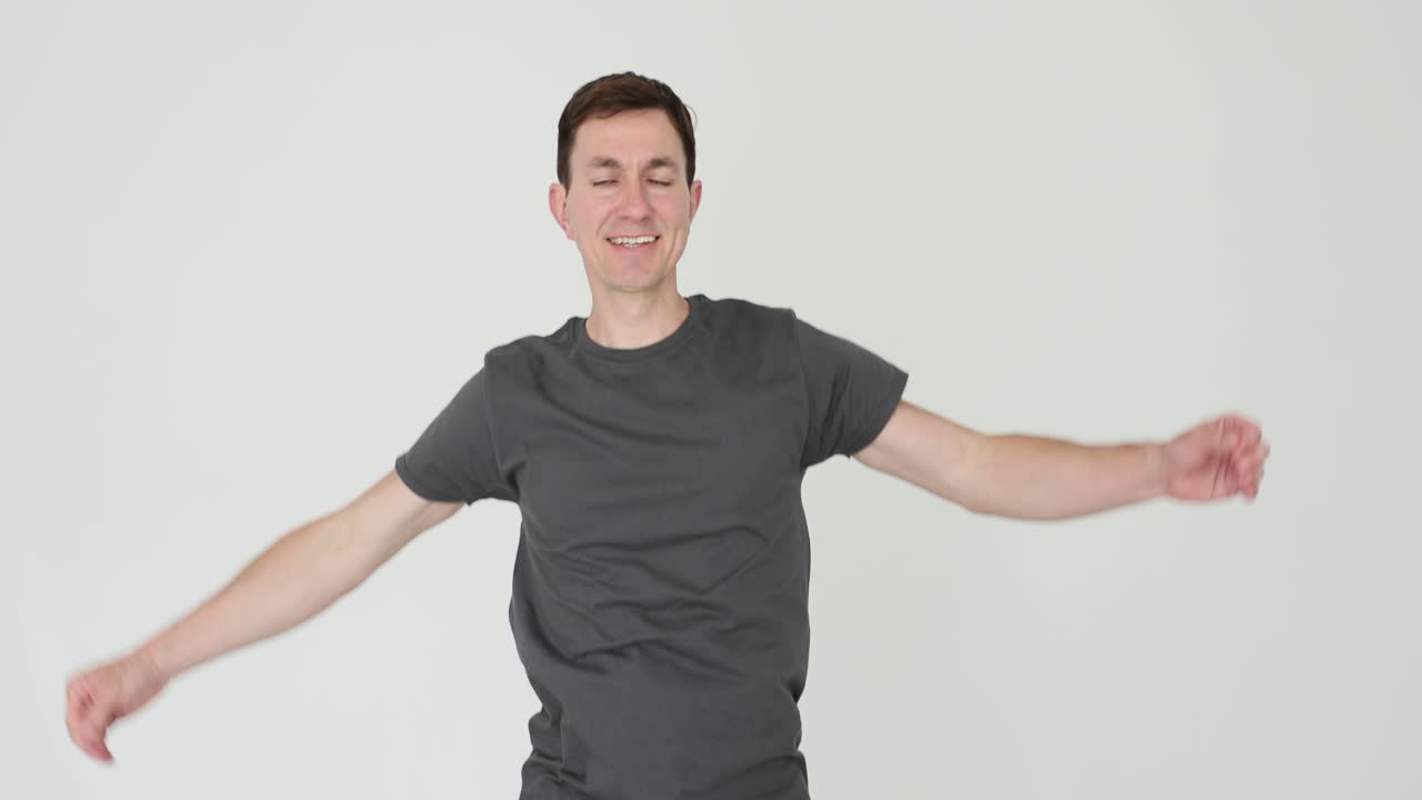 Man in gray t-shirt posing