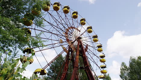 Verlassenes-Riesenrad-Gegen-Blauen-Himmel-In-Der-Nuklearen-Katastrophenzone,-Pripyat